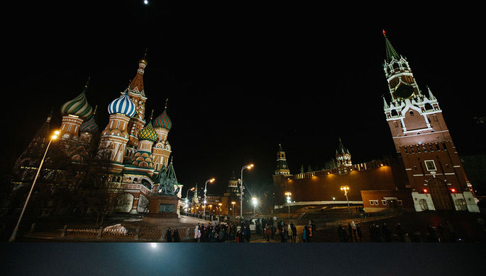 Московский Кремль до и после отключения подсветки в рамках экологической акции «Час...
