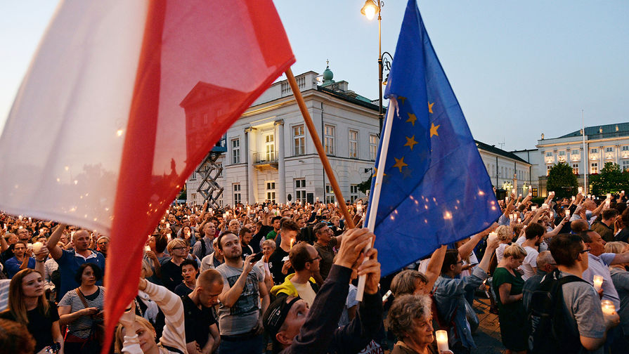 Протестующие против реформ судебной системы около президентского дворца в Варшаве, 18 июля 2017 года