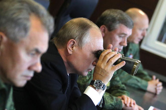 Владимир Путин во время инспекции действий вооружённых сил Союзного государства России и Белоруссии на основном этапе совместного стратегического учения «Запад-2017» на полигоне «Лужский». Второй справа - начальник Генерального штаба Вооруженных сил РФ - первый заместитель министра обороны РФ генерал армии Валерий Герасимов, слева - министр обороны РФ Сергей Шойгу, 18 сентября 2017 года