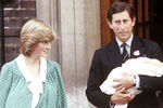 В ноябре 1981 года было объявлено, что принц Чарльз и принцесса Диана Уэльские ждут первенца – Уильям появился на свет 21 июня 1982 года. Беременность Дианы протекала тяжело – в январе, например, она упала с лестницы. После рождения малыша она погрузилась в послеродовую депрессию.
<br>
На фото: Принцесса Диана и принц Чарльз покидают роддом с сыном Уильямом, 1982 год