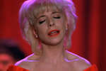 Джули Круз исполняют песню The World Spins в кадре из сериала «Твин Пикс» (1990-1991)