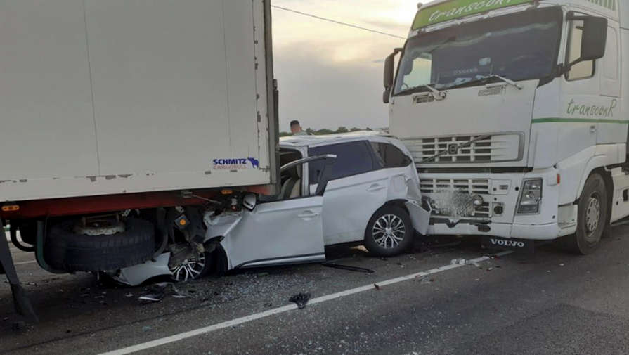 Под Воронежем в результате ДТП два ребенка и взрослые оказались зажаты между большегрузами