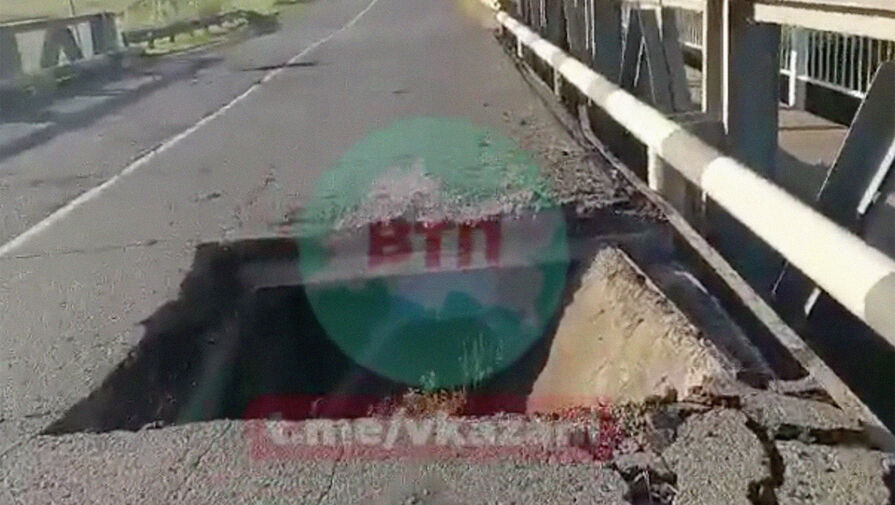 В Татарстане на мосту рухнула целая секция дорожного полотна