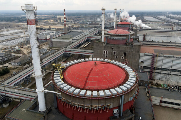 Запорожская атомная электростанция, расположенная в степной зоне на берегу Каховского водохранилища в городе Энергодар