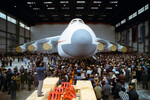 Авиастроители перед выходом нового транспортного самолета Ан-225 «Мрия» на летное поле, 10 декабря 1988 год