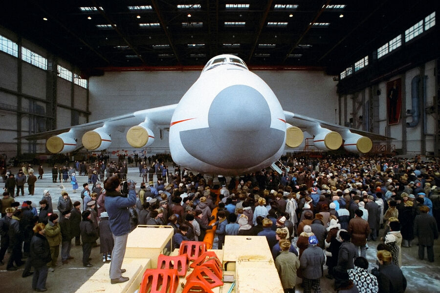 Авиастроители перед&nbsp;выходом нового транспортного самолета Ан-225 &laquo;Мрия&raquo; на&nbsp;летное поле, 10&nbsp;декабря 1988&nbsp;год