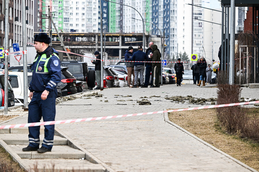 Оцепление у&nbsp;жилого дома, поврежденного из-за падения обломков сбитого БПЛА на&nbsp;улице Западный квартал в&nbsp;Видном, 11&nbsp;марта 2025&nbsp;года