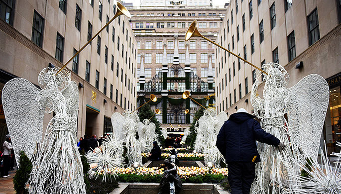 Рождественская инсталляция у здания Rockefeller Center на Манхэттене, Нью-Йорк, США