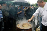 Раздача еды оставшимся без работы торговцам после закрытия Черкизовского рынка, 10 июля 2009 года