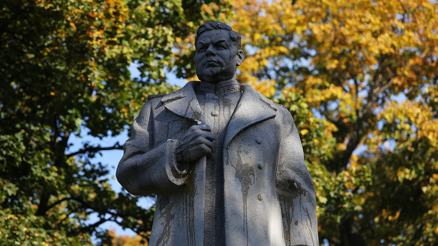 Фрагмент памятника генералу Ватутину в&nbsp;Мариинском парке Киева, который радикалы забросали яйцами, 14 октября 2018 года