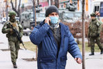 Российские миротворцы и горожане на одной из улиц Алма-Аты, 11 января 2022 года