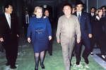 Госсекретарь США Мадлен Олбрайт и руководитель КНДР Ким Чен Ир, 2000 год
