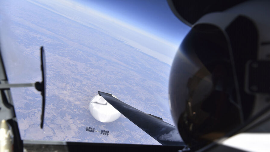 Пентагон опубликовал фото пилота ВВС США с китайским шпионским зондом