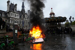 Велосипеды горят во время акции протеста у мэрии Парижа, пятница, 14 апреля 2023 года