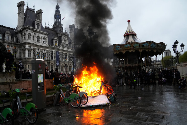 Велосипеды горят во время акции протеста у&nbsp;мэрии Парижа, пятница, 14&nbsp;апреля 2023&nbsp;года