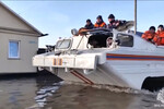 Сотрудники МЧС России эвакуируют местных жителей из зоны подтопления в Орске, 6 апреля 2024 года