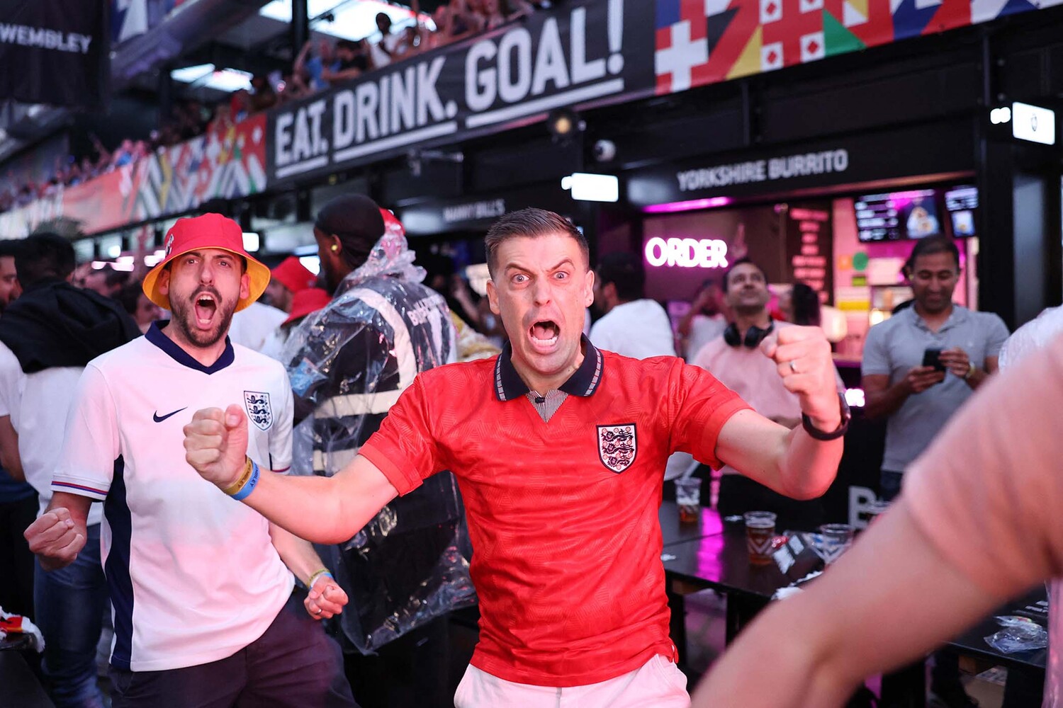 Спортивный ведущий Адам Смит радуется победе сборной футбольной команды Англии над сборной Нидерландов. Уэмбли, Лондон, Великобритания, 10 июля 2024 года
