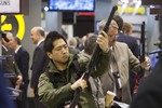 На выставке оружия SHOT в Лас-Вегасе внимание Пола Ванга из штата Вашингтон захватило ружье Mossberg.
