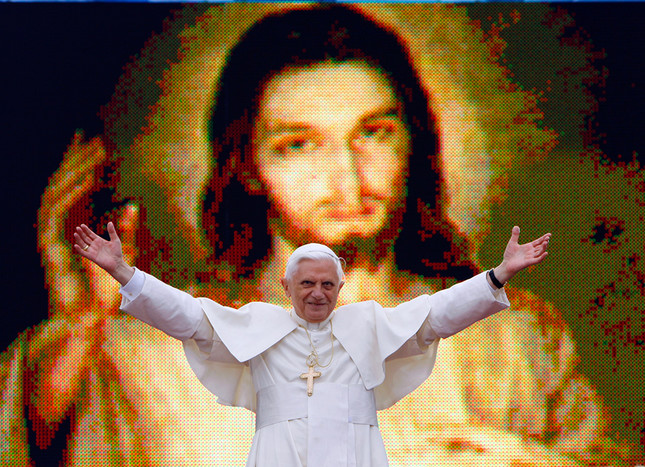 Папа Бенедикт XVI приветствует молодежь в&nbsp;Кракове на&nbsp;фоне гигантского изображения Иисуса Христа