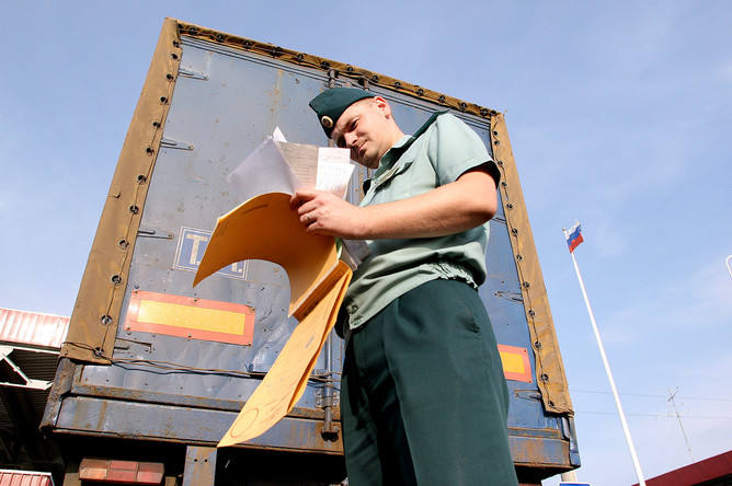 Проверка документов грузового автомобиля на границе России и Украины