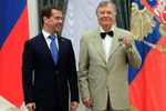 Дмитрий Медведев и Анатолий Кузнецов, награжденный орденом Дружбы, на церемонии вручения государственных наград в Екатерининском зале Кремля, 2011 год