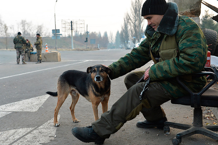 Ополченцы на&nbsp;блокпосту ДНР в&nbsp;Киевском районе Донецка