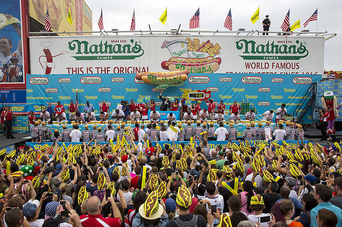 Знаменитое соревнование по поеданию хот-догов Nathan's в Бруклине