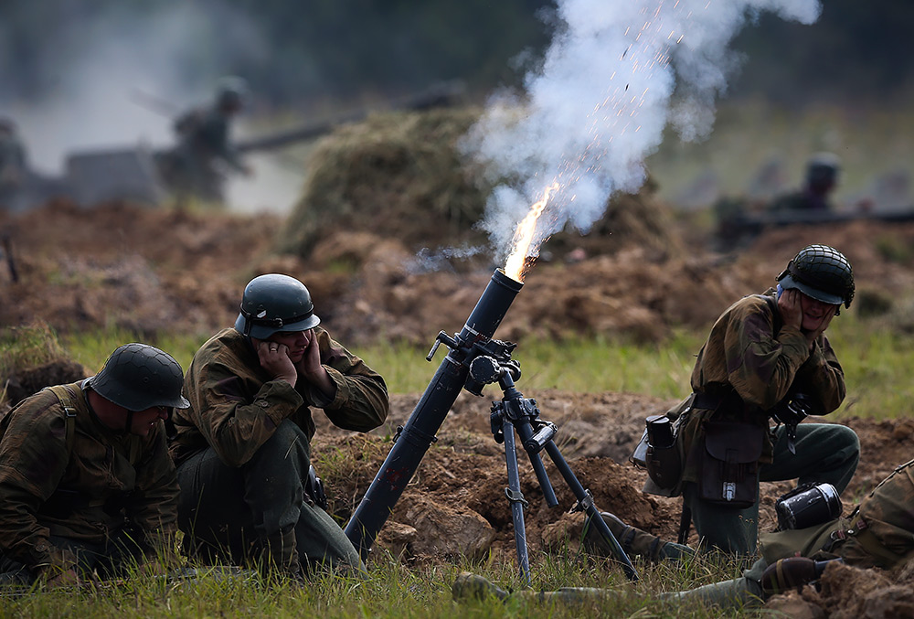 Участники военного фестиваля «Поле боя» в деревне Нелидово Волоколамского района, 9 августа 2015 года