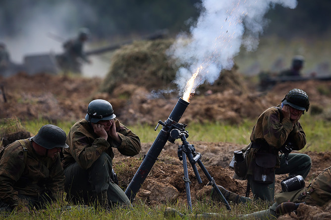 Участники военного фестиваля «Поле боя» в деревне Нелидово Волоколамского района, 9 августа 2015 года