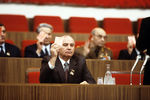 Кремлевский дворец съездов. Генеральный секретарь ЦК КПСС Михаил Горбачев во время голосования, 1987 год