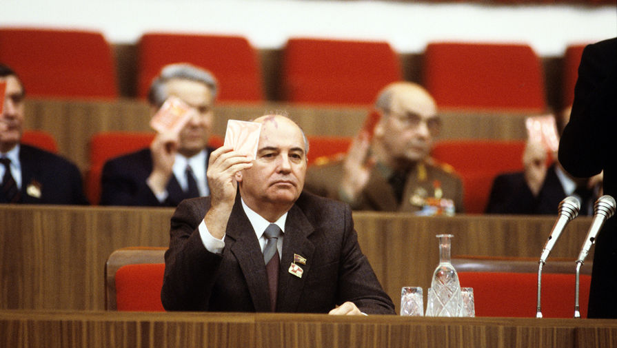 Кремлевский дворец съездов. Генеральный секретарь ЦК КПСС Михаил Горбачев во время голосования, 1987&nbsp;год