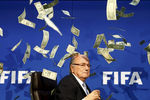 На пресс-конференции Йозефа Блаттера британский комик Саймон Бродкин забросал главу ФИФА фальшивыми долларовыми купюрами, 2015 год