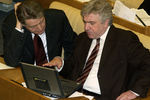 Члены фракции «Единая Россия» Павел Медведев и Валерий Зубов (слева направо) на заседании Государственной думы, 2004 год