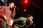 Вокалисты Linkin Park Честер Беннингтон и Майк Шинода во время концерта в Лос-Анджелесе, 2012 год