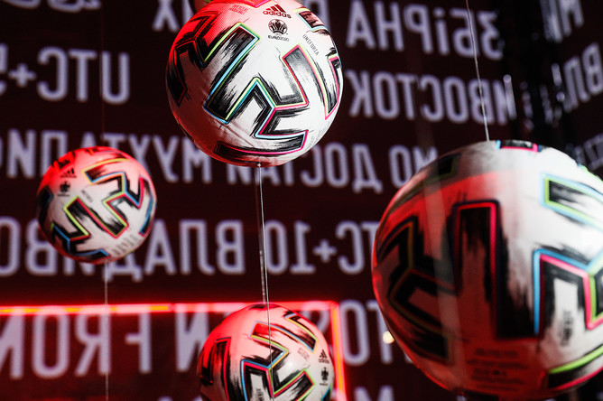 Официальные мячи чемпионата Европы по футболу 2020 Adidas Uniforia на церемонии представления формы сборной России к чемпионату Европы 2020, 7 ноября 2019 года