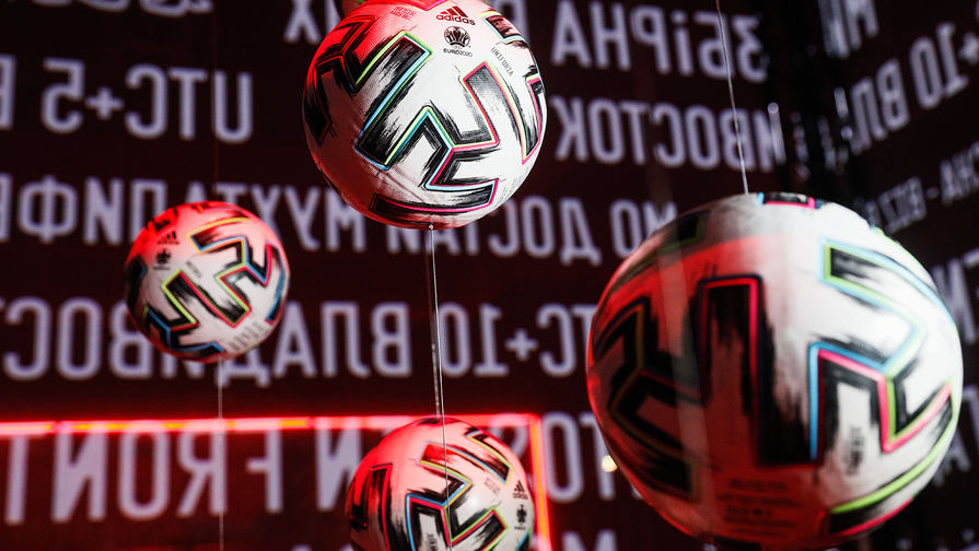 Официальные мячи чемпионата Европы по&nbsp;футболу 2020 Adidas Uniforia на&nbsp;церемонии представления формы сборной России к&nbsp;чемпионату Европы 2020, 7 ноября 2019 года