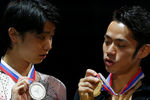 Японцы Дайсуке Такахаси (золото) и Юдзуру Ханю (серебро) во время церемонии награждения в финале Гран-при ISU по фигурному катанию в Сочи, 2012 год