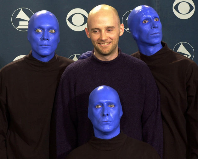 Моби и участники Blue Man Group после совместного выступления на&nbsp;церемонии вручения наград &laquo;Грэмми&raquo; в&nbsp;Лос-Анджелесе, 2001 год
