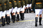 Девушки-курсантки на Красной площади в Москве перед началом военного парада в честь 76-й годовщины Победы в Великой Отечественной войне, 9 мая 2021 года