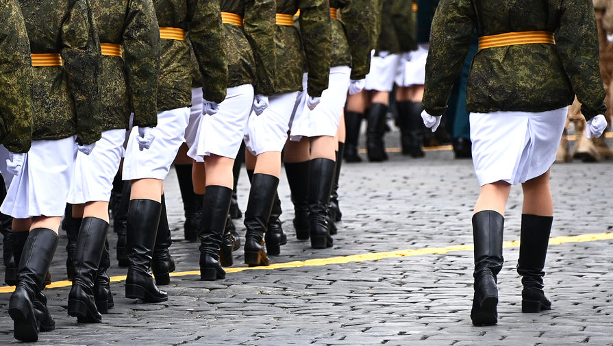 Девушки-курсантки на Красной площади в Москве перед началом военного парада в честь 76-й годовщины Победы в Великой Отечественной войне, 9 мая 2021 года
