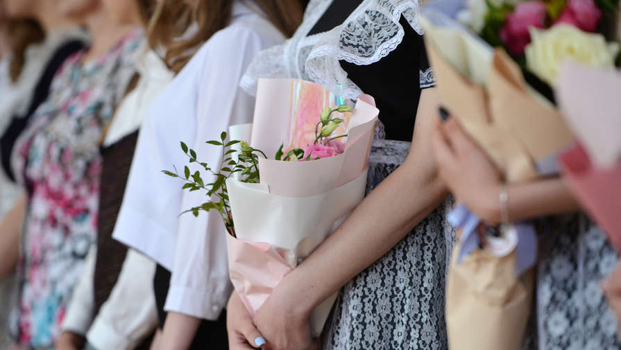 Российские школьники стали больше тратить на бьюти-процедуры и цветы перед выпускным
