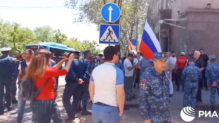 У российского посольства в Ереване прошел митинг в поддержку Москвы