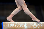 Китайская гимнастка Гуань Чэньчэнь выполняет упражнения на бревне во время финальных соревнований по спортивной гимнастике среди женщин на снарядах на Олимпиаде-2020 в Токио