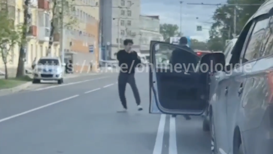Драка водителей на проезжей части в Вологде попала на видео