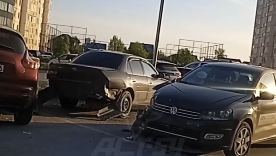 В Новосибирске водитель на автомобиле каршеринга врезался в припаркованные машины