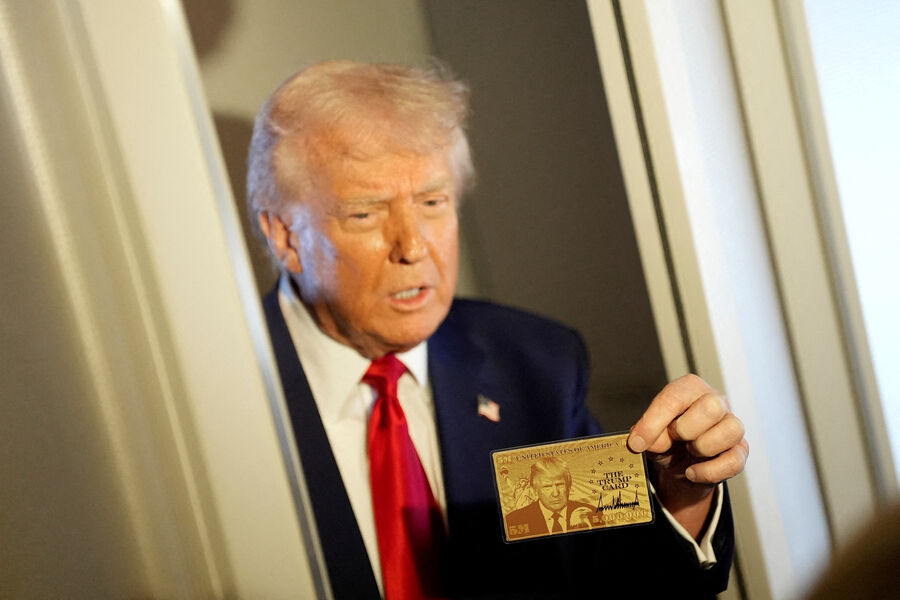 Президент США Дональд Трамп демонстрирует журналистам &laquo;золотую&raquo; карту, которая даст возможность получить гражданство США за&nbsp;5 млн долларов, на&nbsp;борту самолета Air Force One, летящего в&nbsp;Майами, 3&nbsp;апреля 2025&nbsp;года