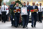 Церемония захоронения бывшего министра транспорта РФ Старовойта на Смоленском кладбище в Санкт-Петербурге, 11 июля 2025 года