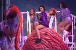 Певица и модель Дуа Липа во время церемонии вручения премии Billboard Music Awards в MGM Grand Garden Arena, Лас-Вегас, 20 мая 2018 года