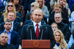 Президент России Владимир Путин выступает на открытии Дня города на Красной площади