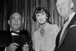 Модельер Коко Шанель позирует со Стенли Маркусом, президентом Neiman-Marcus Co. и Ф. Лливелином Смитом, операционным директором Rolls-Royce, 1957 год